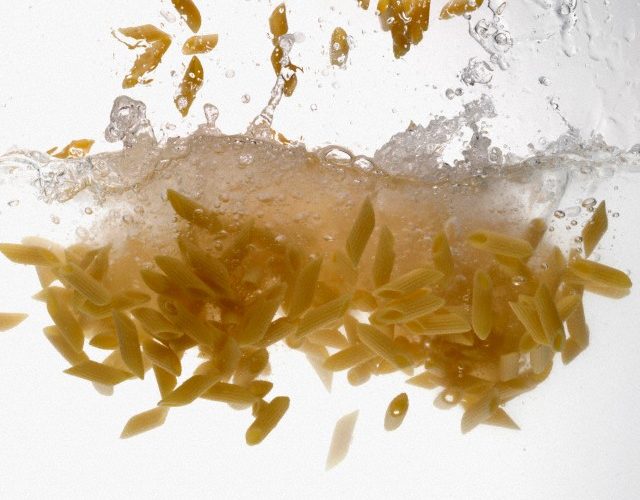 Il sale nell'acqua per la pasta: prima o dopo l'ebollizione?