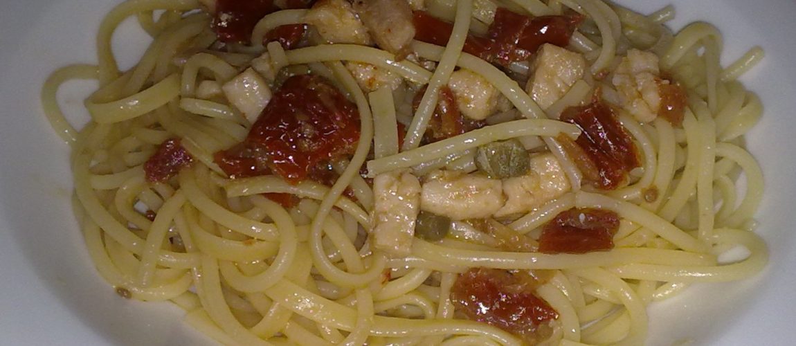 Spaghetti con pesce spada affumicato e pomodori