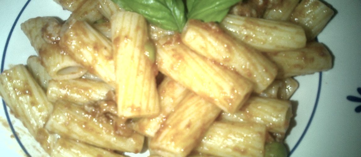 Tortiglioni al pomodoro, con salsiccia e piselli