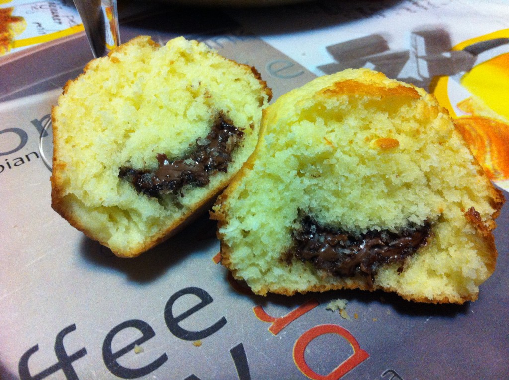 Muffin al cocco con ripieno di cioccolato