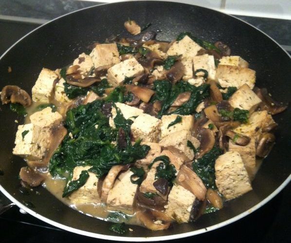 Tofu saltato con funghi e spinaci