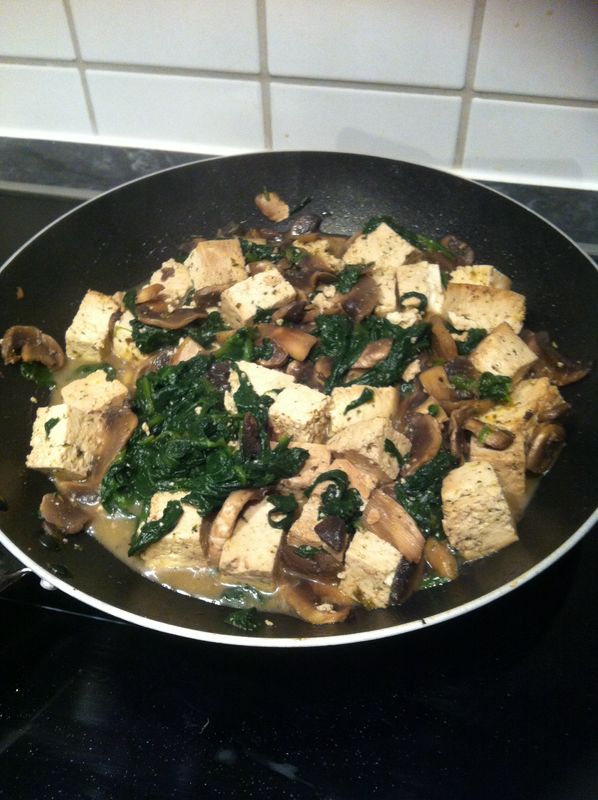 Tofu saltato con funghi e spinaci