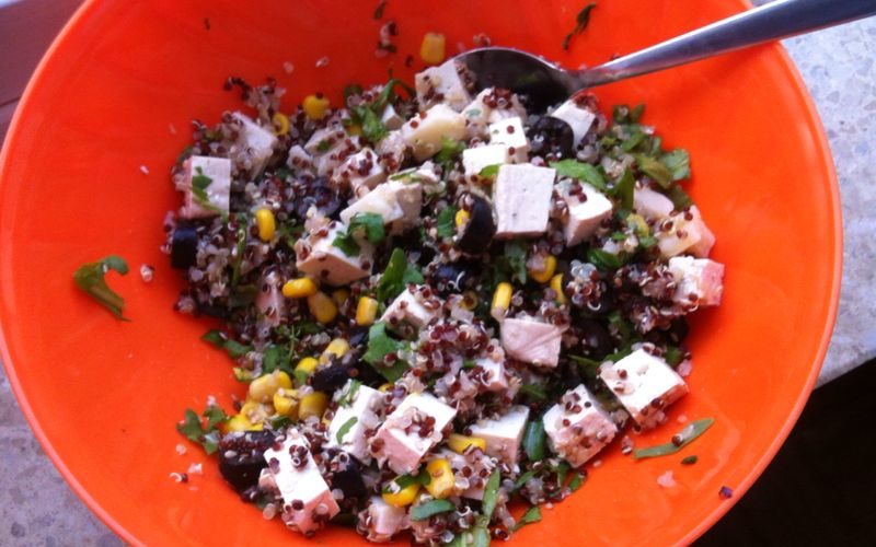 Insalata estiva tofu e quinoa