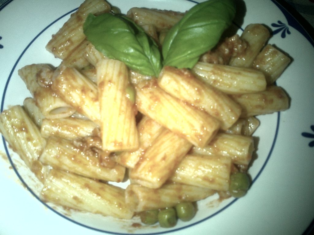 Tortiglioni al pomodoro, con salsiccia e piselli