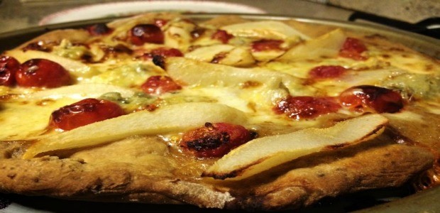 Pizza con Farina Integrale, Pomodorini, Gorgonzola e Pere